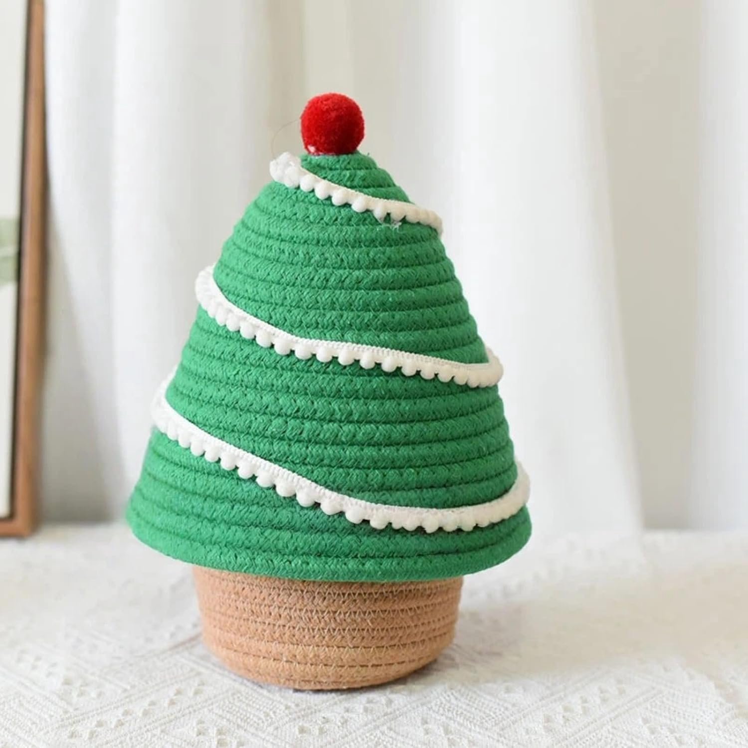 Gevlochten opbergmand van katoenen touw in de vorm van een kerstboom, met deksel