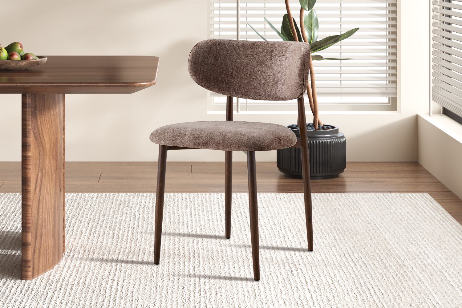Eetkamerstoel Nono Zandkleur – Walnoot gekleurd frame – Luxe Gestoffeerd