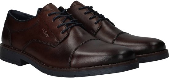 Bruine leren Rieker veterschoenen met donkerblauwe veters, een cap-toe en blauwe zool. Van voren gezien.