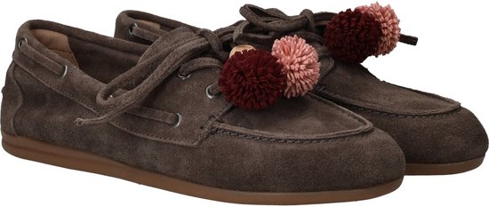 Bruine suède loafers met pompons in roze en bordeaux, veters en leren zool.