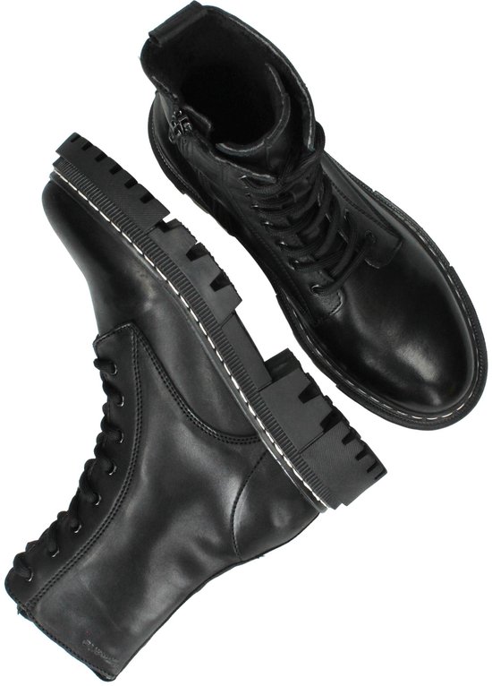 Zwarte Tamaris leren veterlaarzen met dikke profielzolen, met witte stiksels, één schoen platliggend.