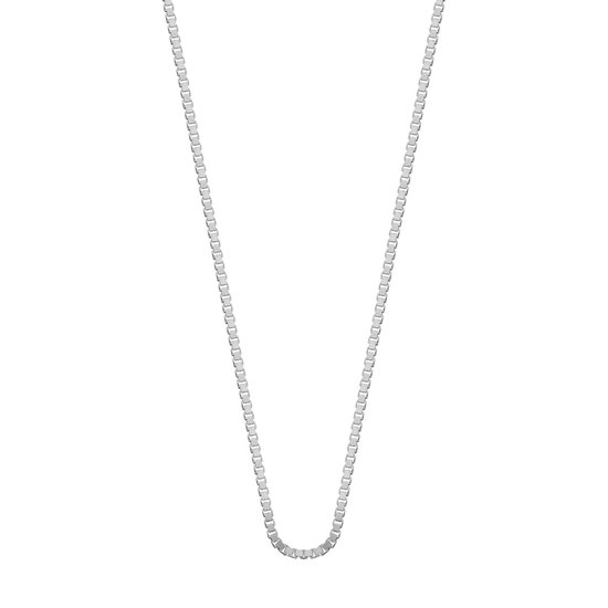 Zilverkleurige Venetiaanse schakelketting verticaal gepresenteerd tegen een witte achtergrond.