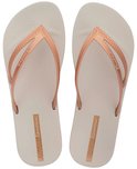 Lichtgrijze Ipanema teenslippers met koperkleurige gevlochten bandjes en logo.