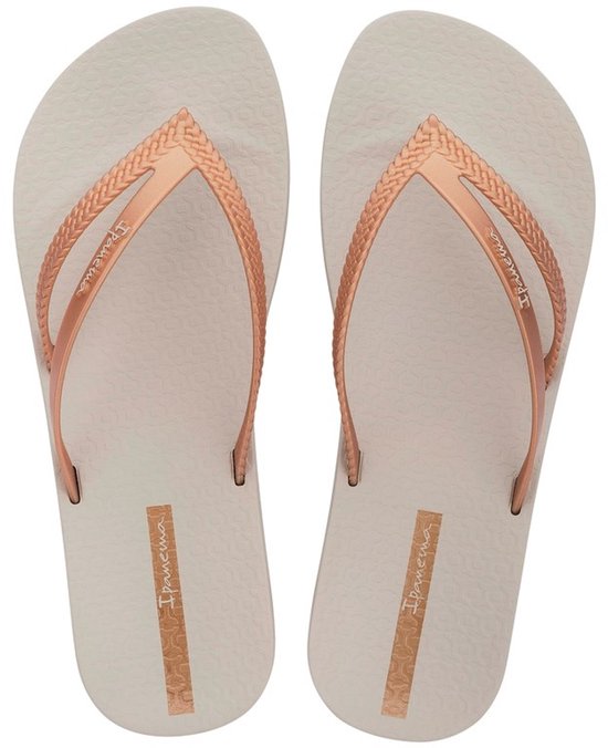 Lichtgrijze Ipanema teenslippers met koperkleurige gevlochten bandjes en logo.