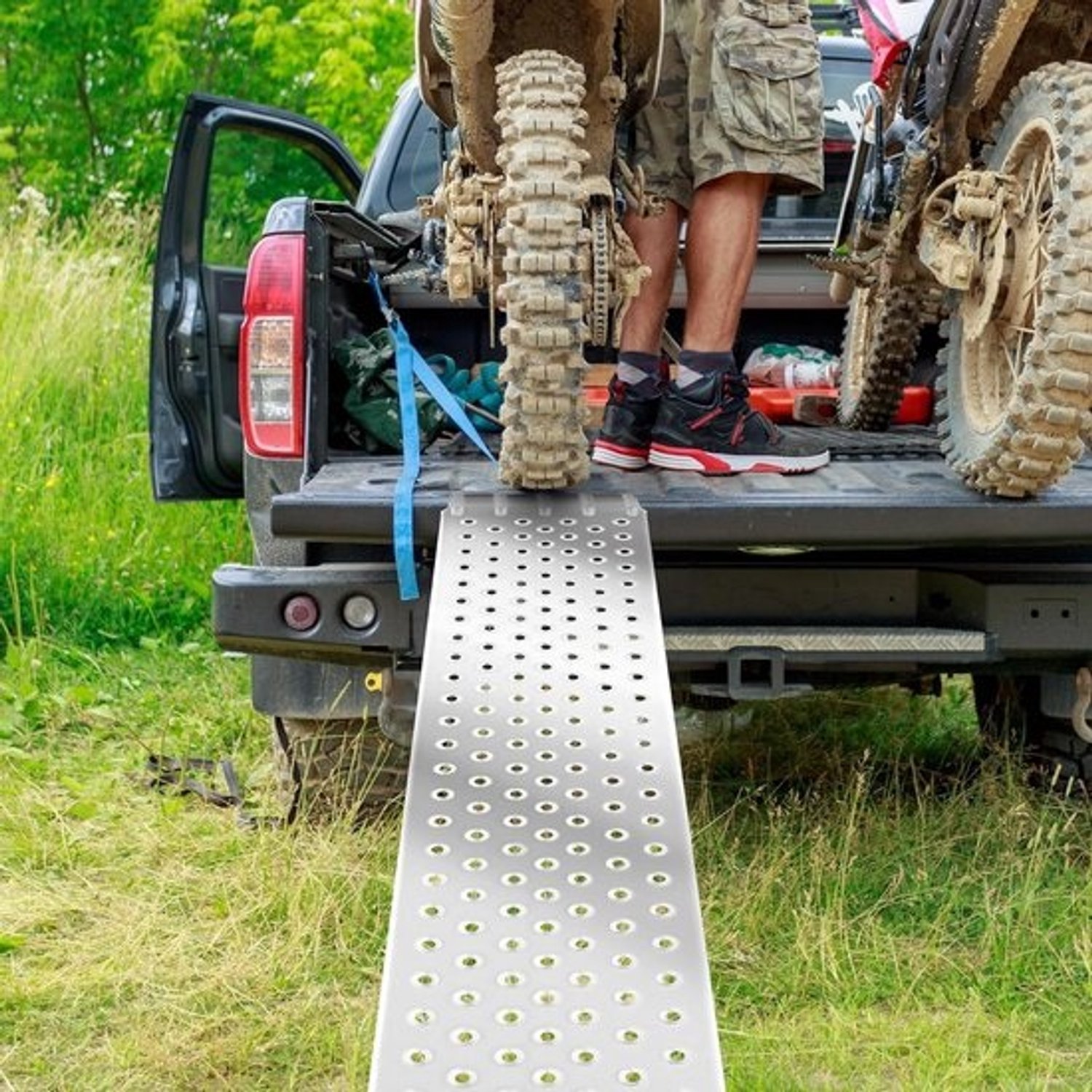 Oprijplaten set - Stalen hellingen - Voor veilig laden - Geperforeerd antislipoppervlak - 160 cm lengte - Zilver