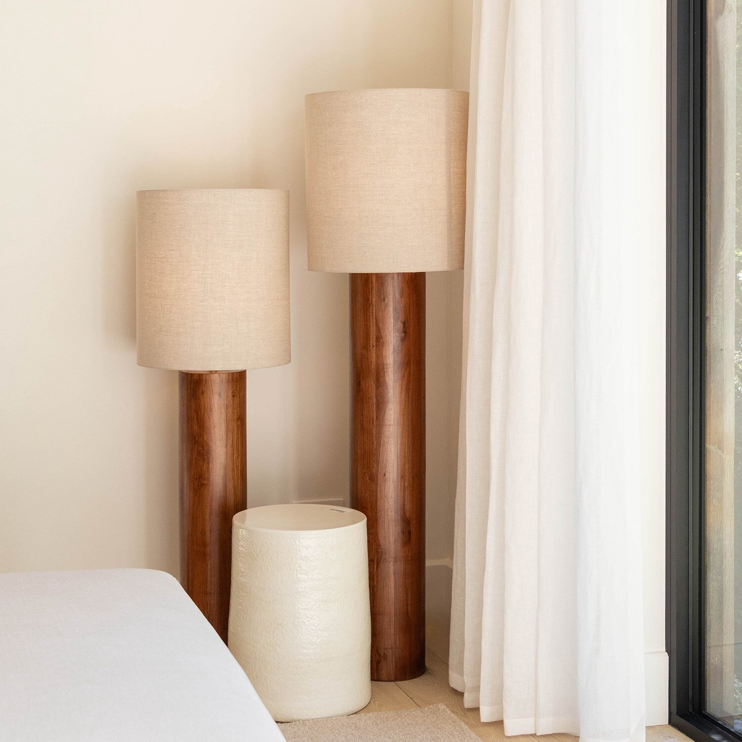 Atmooz Flores L Vloerlamp – Ø35x110 cm – Teak Hout – Linnen Kap – E27 – Staande Lamp