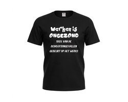 T-shirt Unisex Volwassenen Lol - carnaval - kermis - feestje - grappig - humor - Tekst "Werken is ongezond 100% van de bedrijfsongevallen gebeurt op het werk!!" | korte mouw | Zwart/wit | maat S