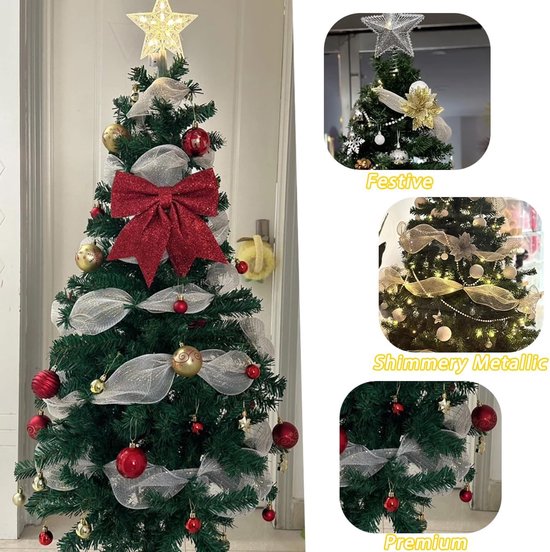 Kerstboom in verschillende stijlen versierd met gaaslint, strikken, ballen en een verlichte piek.