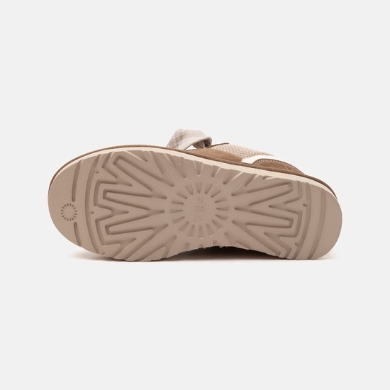 Onderkant van de bruine UGG Lowmel sneaker met een lichtbruine rubberen zool met het UGG-logo in reliëf.