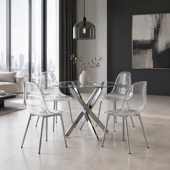 Ensemble de table à manger avec quatre chaises transparentes et pieds argentés dans un intérieur moderne.