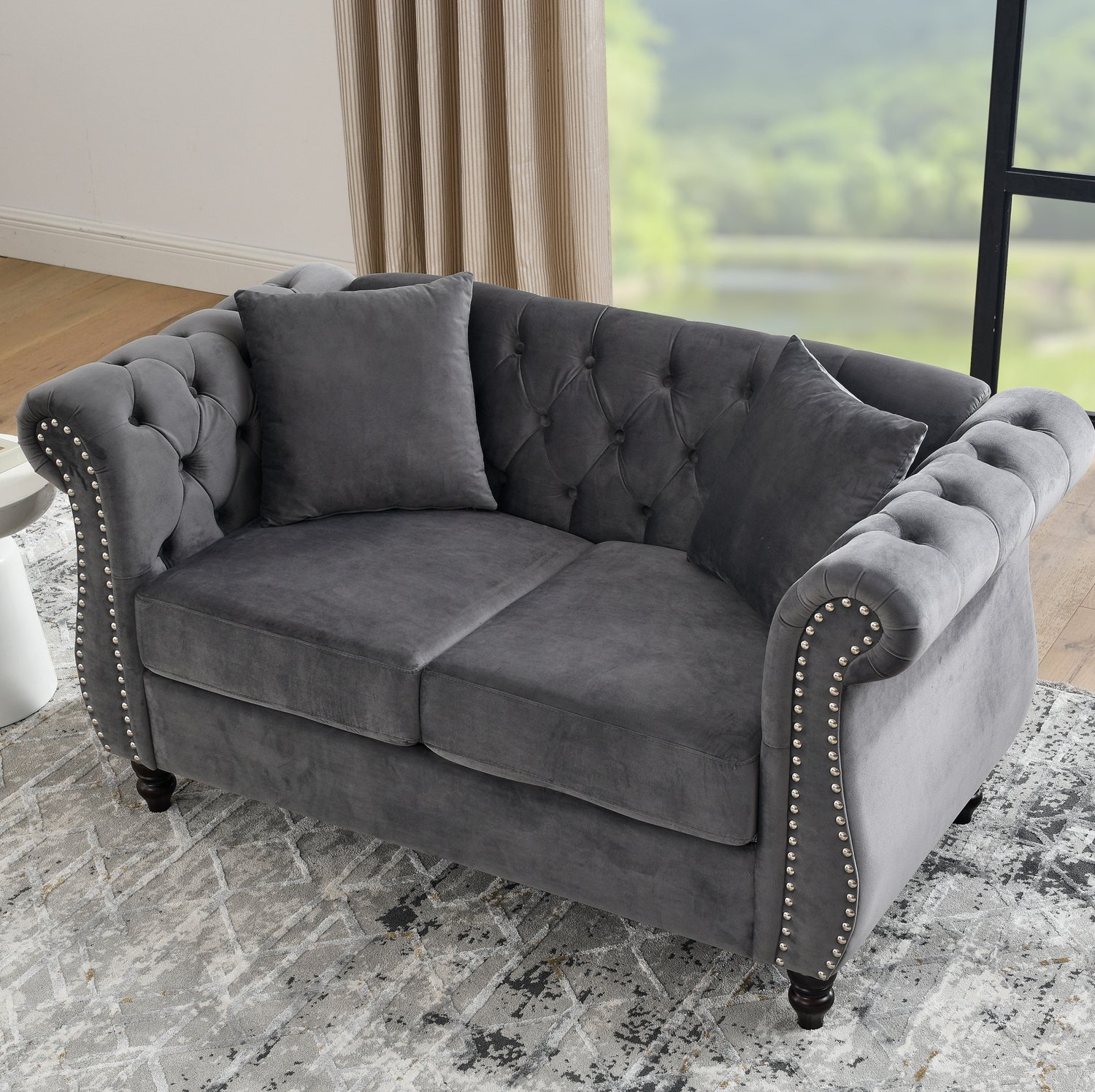 Wishdor Chesterfield bank - Tweezitsbank van fluweel - Gecapitonneerde rugleuning - Gerolde armleuningen met zilverkleurige siernagels - Woonkamer slaapkamer kantoor - Grijs