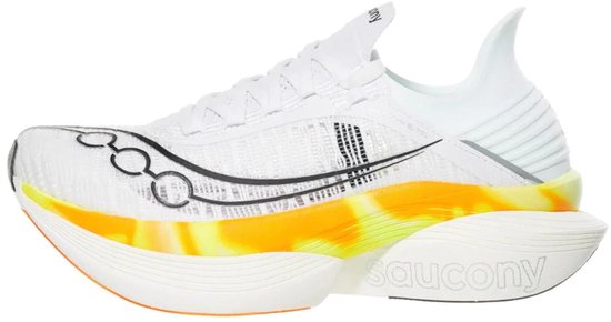 Witte Saucony Endorphin Elite 2 hardloopschoen met opvallende oranje en gele details op de dikke zool.