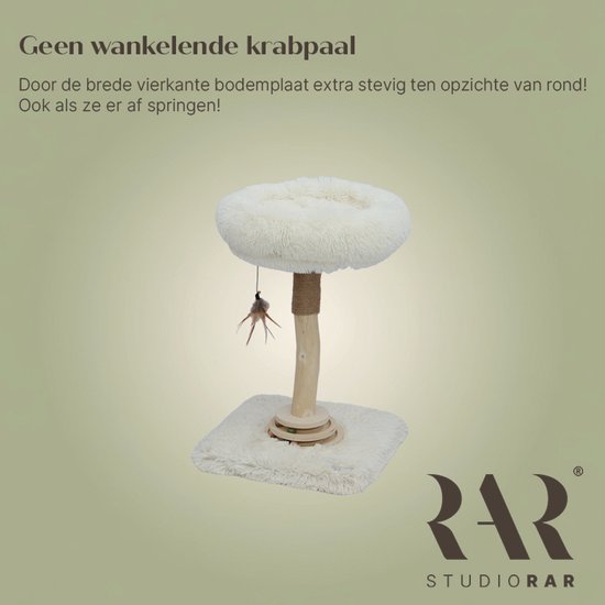 Stevige krabpaal met vierkante witte bodemplaat, houten stam en pluche mandje.