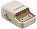 Crèmewitte Niimbot B21 Pro labelprinter in retrostijl met metalen hendel en bruine geribbelde textuur.