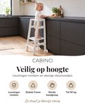 Kind veilig op de Cabino leertoren in een moderne keuken. Voorzien van leuningen en stabiele voeten.