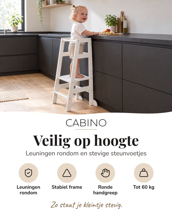 Kind veilig op de Cabino leertoren in een moderne keuken. Voorzien van leuningen en stabiele voeten.
