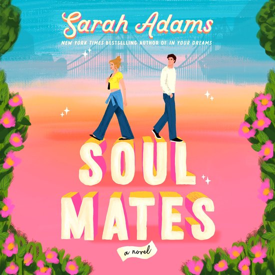 Boekomslag van Soulmates door Sarah Adams met een illustratie van een stel dat op grote letters loopt bij zonsondergang.