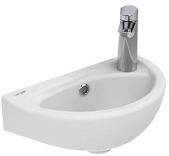 Witte keramieken fontein met chroomkraan en een gat voor de kraan rechts.