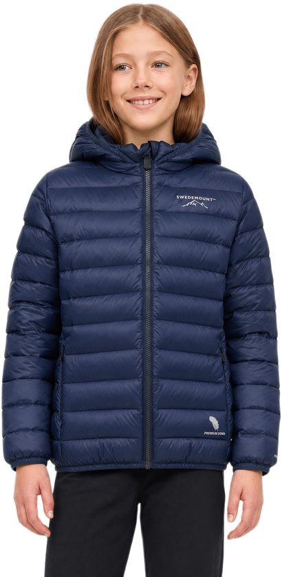 Kind draagt een marineblauwe Swedemount Himalaya donsjas met capuchon en logo op de borst.