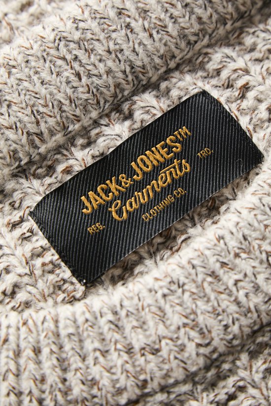 Zwart label op een beige trui met de tekst JACK & JONES Garments CLOTHING CO.