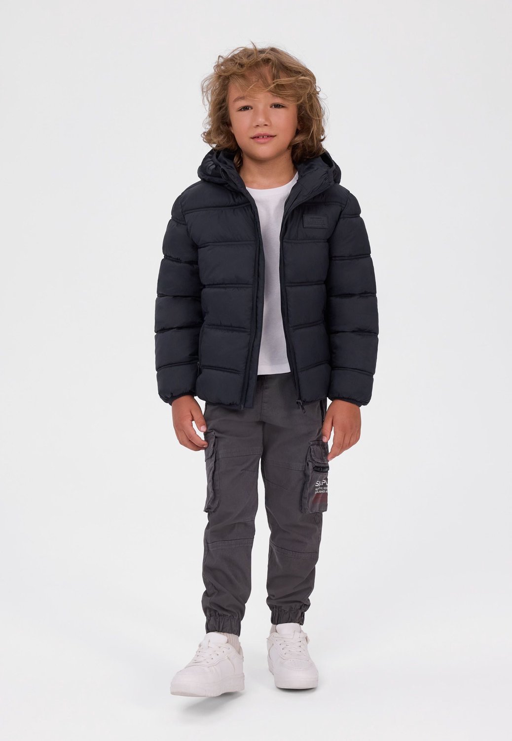 Minoti winterjas jongens – brede doorstiksels – letters rond de capuchon – zwart