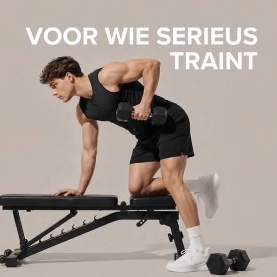 Fitte man traint met een dumbbell op een bankje. Tekst: Voor wie serieus traint.