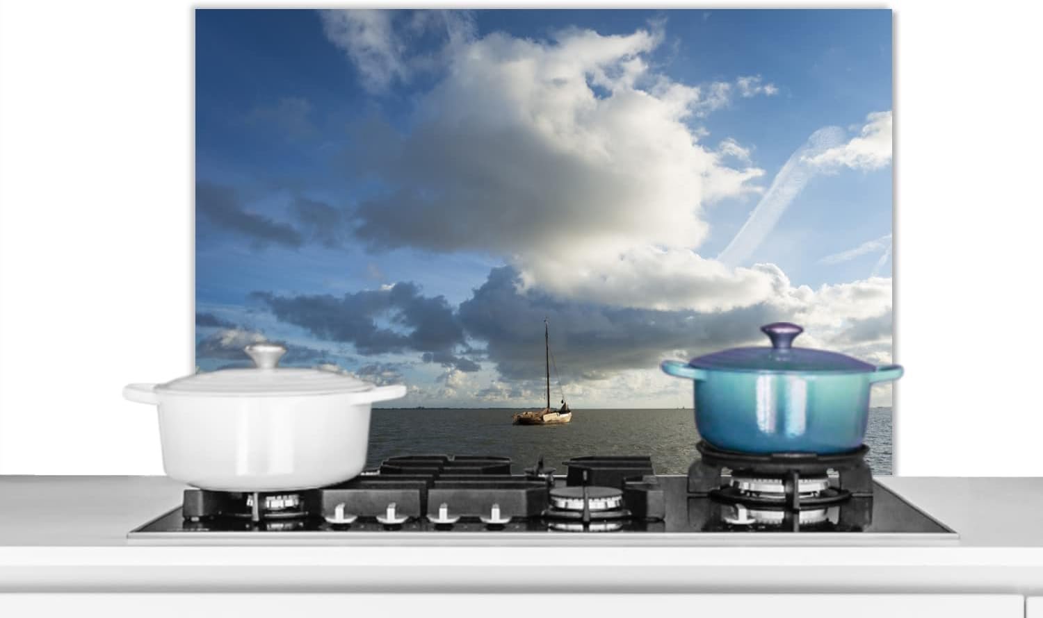 Spatscherm Keuken - 90x60 cm - Een zeilboot op het water bij Ameland