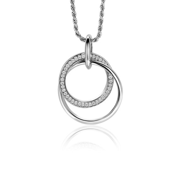 Zilveren ketting met hanger bestaande uit twee in elkaar grijpende cirkels, één bezet met sprankelende witte zirkonia's.