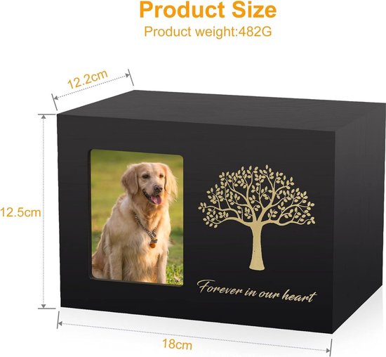 Zwarte dierenurn van 18x12,5x12,2cm met fotovakje, goudkleurige levensboom en tekst 'Forever in our heart'.