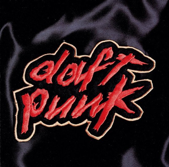 Rood geborduurd Daft Punk logo op een zwarte, glanzende satijnachtige achtergrond.