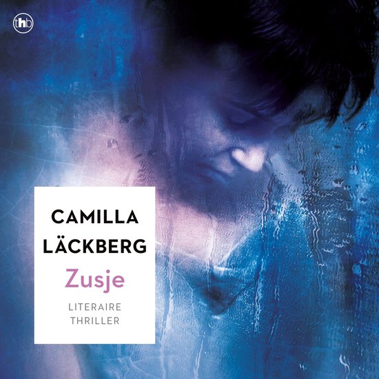 Boekomslag van 'Zusje' door Camilla Läckberg met een mysterieus gezicht achter beslagen, blauw glas.