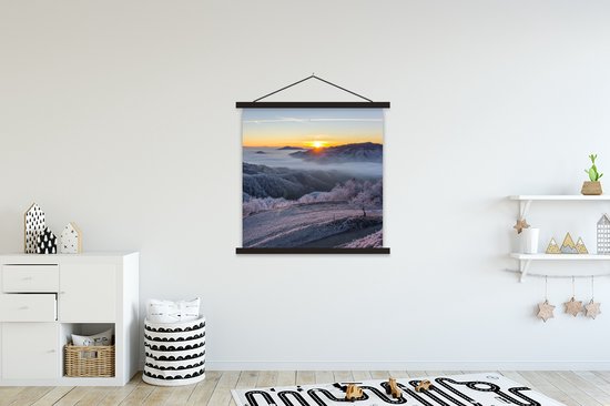 Porte-affiche avec affiche - Affiche scolaire - Hiver - Montagnes - Soleil - Soirée - 90x90 cm - Lattes noires