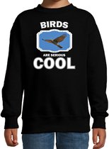 Dieren vogels sweater zwart kinderen - birds are serious cool trui jongens/ meisjes - cadeau vliegende havik roofvogel/ vogels liefhebber - kinderkleding / kleding 110/116
