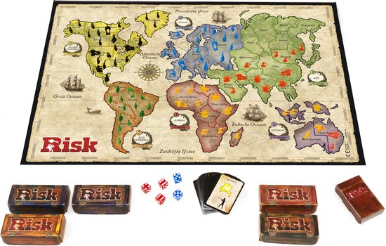 Risk bordspel met wereldkaart in rood, geel, blauw en groen, met Risk speldozen, dobbelstenen en kaarten.
