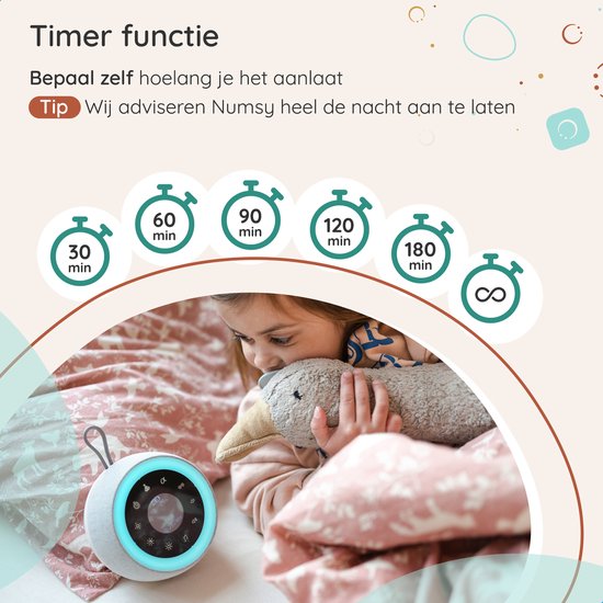 Kind met knuffel en Numsy Touch machine. Toont timerfuncties voor de machine.