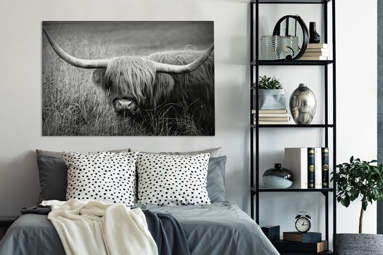Tableau sur toile Highlander écossais parmi les herbes - noir et blanc - 140x90 cm - Décoration murale