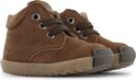 Twee bruine leren enkelboots met veters, vetersluiting en verstevigde neuzen.