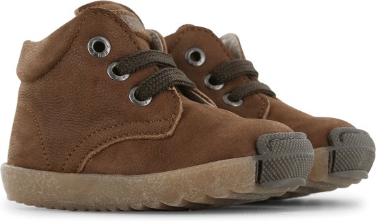 Twee bruine leren enkelboots met veters, vetersluiting en verstevigde neuzen.
