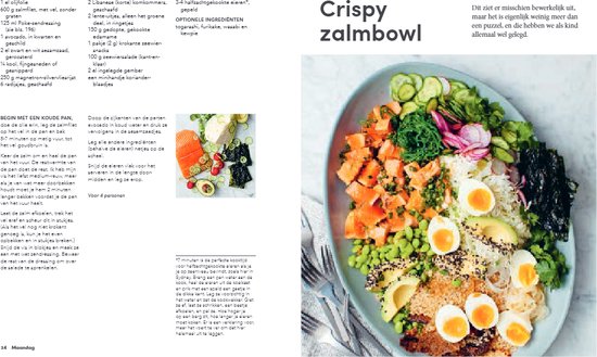 Crispy zalmbowl met rijst, zalm, groenten, ei en avocado.