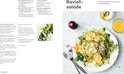 Ravioli-salade met courgette, kruiden en kaas.