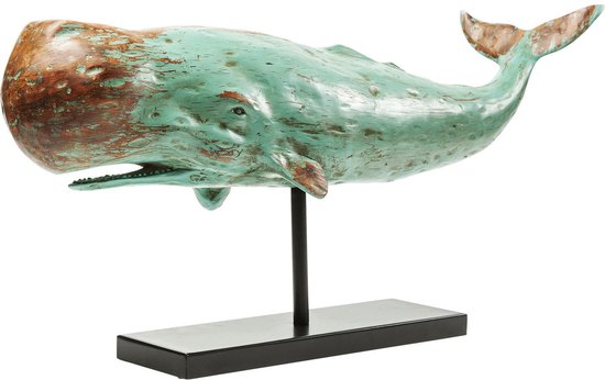 Houten walvisbeeld met verweerde turquoise en bruine afwerking, op een zwarte standaard.