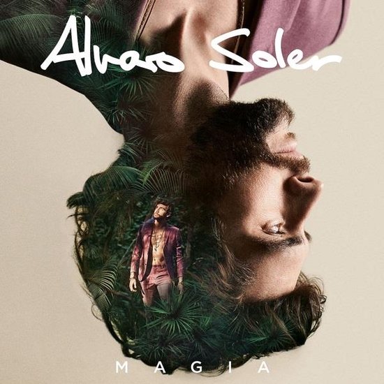Alvaro Soler 'Magia' albumhoes met zijn gezicht en een kleine figuur in een pak in een jungle.