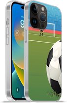 Geschikt voorApple Iphone 14 Pro - Softcase hoesje - Een illustratie van een voetbal op het veld in het stadion - Jongens - Meiden - Kids - Siliconen Telefoonhoesje