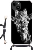 Geschikt voorApple Iphone 14 - Crossbody Case - Giraffe tegen zwarte achtergrond in zwart-wit - Siliconen - Crossbody - Backcover met Koord - Telefoonhoesje met koord - Hoesje met touw