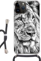 Geschikt voorApple Iphone 14 Pro Max - Crossbody Case - Portret - Leeuw - Zwart wit - Siliconen - Crossbody - Backcover met Koord - Telefoonhoesje met koord - Hoesje met touw