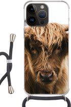 Geschikt voorApple Iphone 14 Pro - Crossbody Case - Schotse Hooglander - Koe - Gras - Dieren - Natuur - Siliconen - Crossbody - Backcover met Koord - Telefoonhoesje met koord - Hoesje met touw
