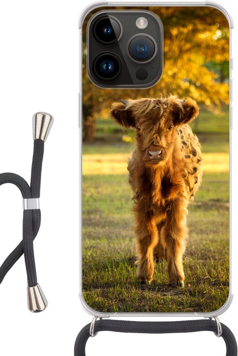 Telefoonhoesje Geschikt voor Apple Iphone 14 Pro - Schotse Hooglander - Kalfje - Herfst - Siliconen - Crossbody - Backcover met Koord - Telefoonhoesje met koord - Hoesje met touw Telefoonhoesje