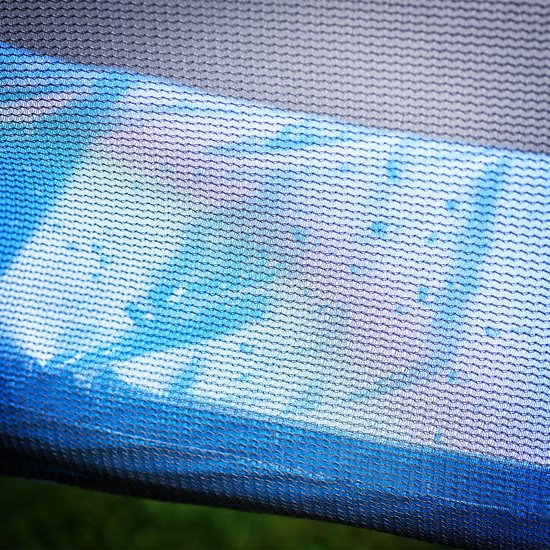 Gedetailleerde close-up van het blauwe en zwarte net van een trampoline.