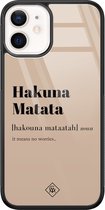 Casimoda® hoesje - Geschikt voor iPhone 12 Mini - Hakuna Matata - Luxe Hard Case Zwart - Backcover telefoonhoesje - Bruin/beige