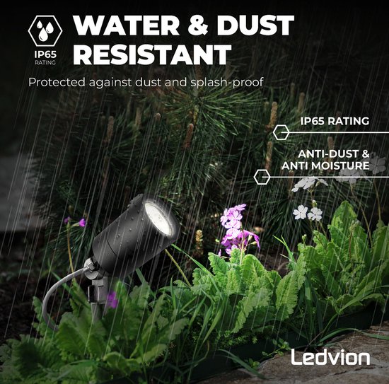 Zwarte LED-spot in de regen, met tekst 'Water & Dust Resistant IP65'.